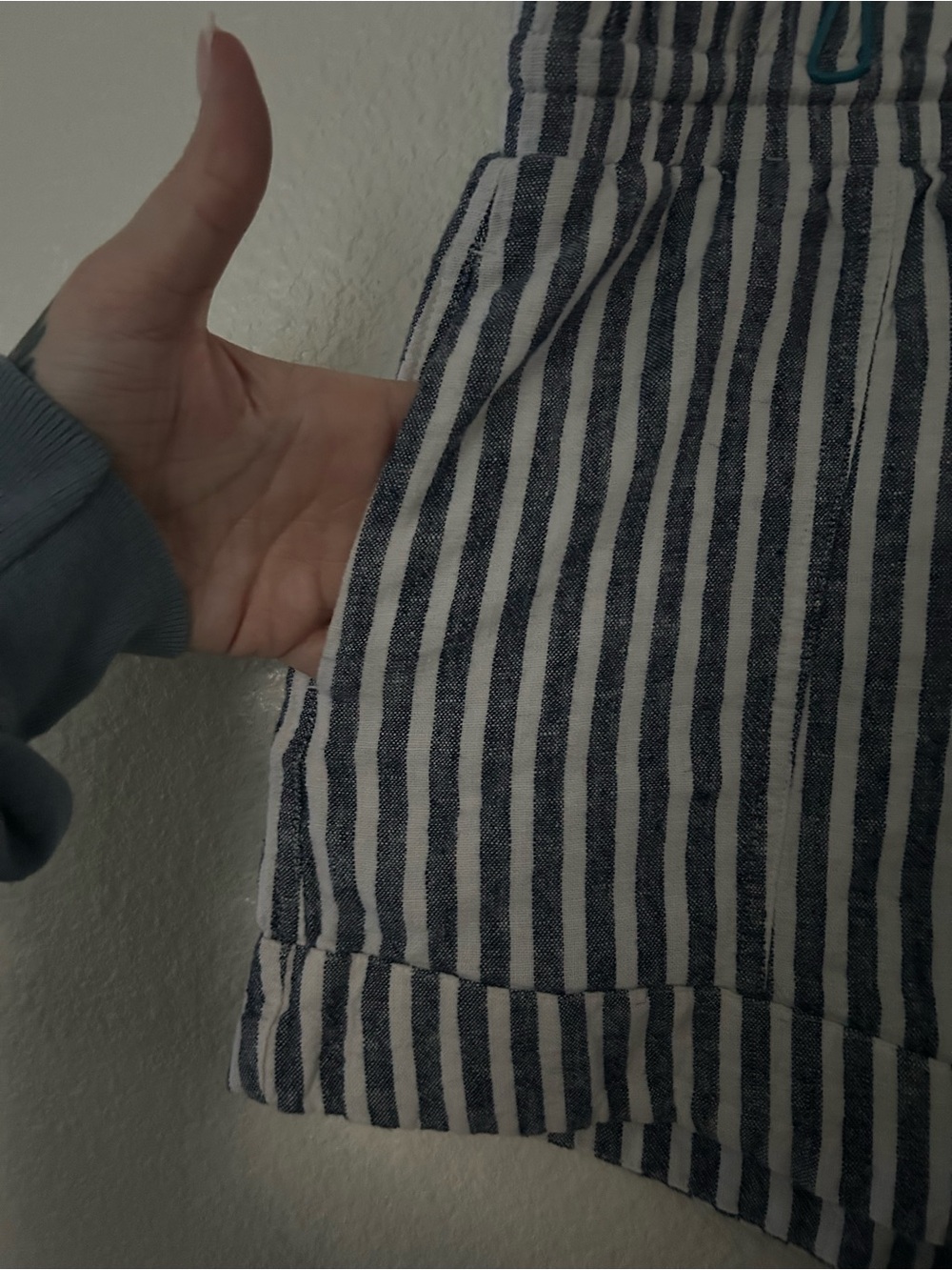 Universal Thread Navy and White Striped Pull-On Shorts: Medium - Picture 3 of 4